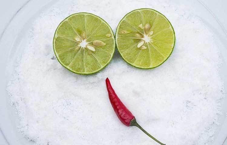 লবণ: বেশি লবণ খেলে মুখ ফোলা দেখাতে পারে। চোখের চারপাশের চামড়া খুবই পাতলা ও নরম হয়। দ্য ন্যাশনাল হার্ট লাং অ্যান্ড ব্লাড অ্যাসোসিয়েশনের তথ্য অনুযায়ী, দিনে ৫০০ মিলিগ্রামের বেশি লবণ খেলে চোখের নিচের অংশ ফুলে যেতে পারে।