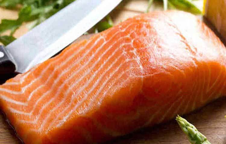 স্যামন মাছ: এই মাছে প্রচুর পরিমাণে ওমেগা থ্রি ফ্যাটি এসিড থাকে। অনেক রোগ প্রতিরোধে এটি কার্যকরী। হার্টের রোগ, ডিমেনশিয়া ও মানসিক অবসাদ কমাতে এই মাছ কার্যকরী ভূমিকা পালন করে। এতে অনেক ভিটামিন, মিনারেল ও প্রোটিন রয়েছে।