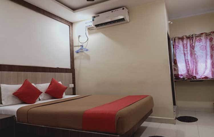 প্রথমত চেষ্টা করুন ঠান্ডা-গরম এই দুইয়ের হাত থেকেই বাঁচার। যদি বাইরে বেরিয়ে খুব ঘেমে যান, তা হলে হুট করে ঠান্ডা ঘরে ঢুকবেন না বা ঢকঢকিয়ে ঠান্ডা পানি গলায় ঢালবেন না। ঘাম মরে শরীরটা একটু শান্ত হতে দিন, তারপর নাহয় শীতাতপ নিয়ন্ত্রণের মধ্যে ঢুকবেন।