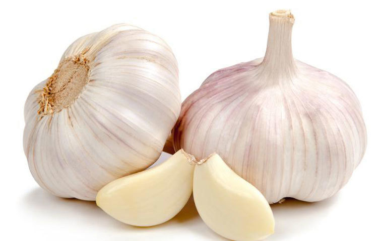 রসুন: স্বাস্থ্যকর রসুনের গুণাগুণ অনেকের জানা। অ্যান্টিঅক্সিডেন্টে ভরপুর রসুন দৈনিক অর্ধেক বা এক কোয়া করে খেলে কোলস্টেরলের মাত্রা ৯ শতাংশ কমতে দেখা যায়।