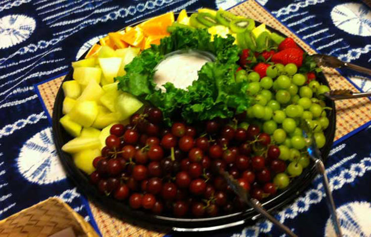 পছন্দের ফল দিয়ে ইফতার শুরু করুন, অথবা ইফতারের পর ফল খান। অন্য খাবার খাওয়ার মাঝখানে ফল খাবেন না। কারণ খনিজ, ফ্যাট ও প্রোটিনজাতীয় খাবারের সঙ্গে ফল খাওয়া হলে হজমে সমস্যা দেখা দেয়।