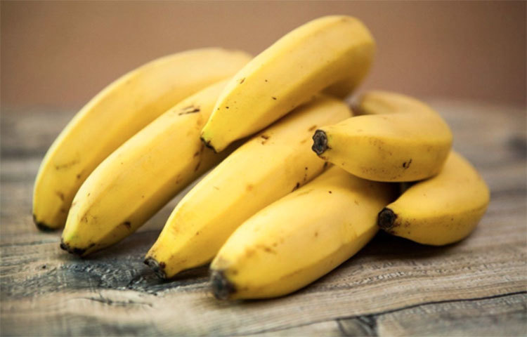 কলা: কলা সম্ভবত সেরা প্রাকৃতিক অ্যান্টাসিড যা গ্যাস্ট্রিক থেকে রক্ষা করে। পটাশিয়াম সমৃদ্ধ কলা প্রতিদিন একটি করে খাওয়ার পরামর্শ দেয়া হয়। যদি আপনার দীর্ঘ বিরতি দিয়ে খাবার খাওয়ার অভ্যাস থাকে, তবে এর মাঝে কলা খেয়ে নিন। এটি আপনাকে গ্যাস্ট্রিকের হাত থেকে রক্ষা করবে। ক্ষুধা অনুভব করছেন কিন্তু খাবার খাওয়ার সময় নেই, এমন অবস্থায় ঝটপট একটি কলা খেয়ে নিন।