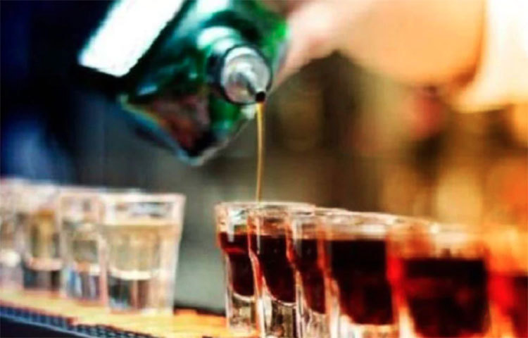 মদ্যপান: মদ্যপানের অভ্যাস স্বাস্থ্যের পক্ষে ক্ষতিকর, এ কথা সকলেই জানেন। হেলথ ডট কম-এর প্রতিবেদন অনুযায়ী, যারা নিয়মিত মদ্যপান করেন তাদের শরীরের প্রতিরোধ ক্ষমতা আর পাঁচজন সাধারণ মানুষের চেয়ে দুর্বল হয়ে যায়। ফলে বেড়ে যায় একাধিক স্বাস্থ্য সমস্যার ঝুঁকি।