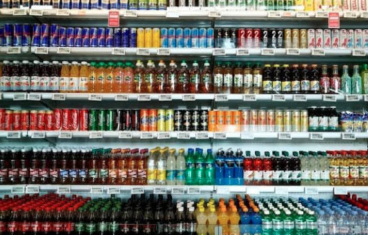 আমেরিকান জার্নাল অফ নিউট্রিশনে প্রকাশিত একটি নিবন্ধে স্পষ্ট বলা হয়েছে, এই সফট ড্রিঙ্ক অবধারিতভাবে রক্তে শর্করা বাড়িয়ে দেয়। বাড়িয়ে দেয় দৈহিক ওজনও। এছাড়া যে রঙ এসব পানীয়ে ব্যবহৃত হয় তা কার্সিনোজেনিক অর্থাৎ ক্যান্সারকে ডেকে আনে।