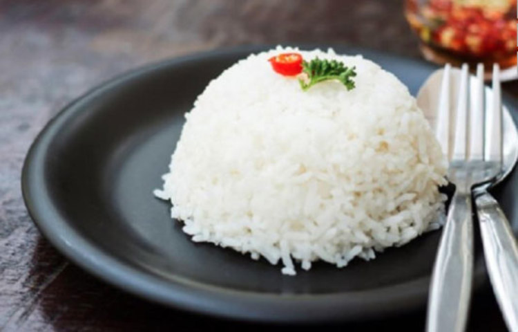 খেতে ভালো লাগে বলে বেশ কিছু খাবারই আমরা বাদ দিতে পারি না। অথচ পরিমিতি বোধ না থাকলে জাঁকিয়ে বসতে পারে বিপদ। চোখ রাখা যাক এই সাদা খাবারের তালিকায়, যা বিপদ ডেকে।