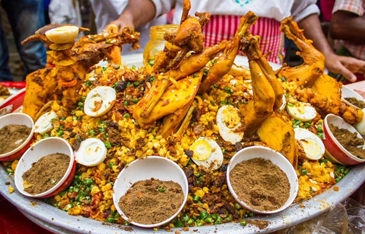 রোজায় পানি জাতীয় খাবার বেশি খেতে হবে। তবে এর মধ্য বিশুদ্ধ পানি ও ফলের রসই বেশি কাজে লাগে। ইফতারে ঘরে তৈরি খাবারই সবচেয়ে নিরাপদ। বেশি তেলে ভাজা বাজারের ইফতার শরীরের জন্য ক্ষতিকর হতে পারে। ছবি: সংগৃহীত