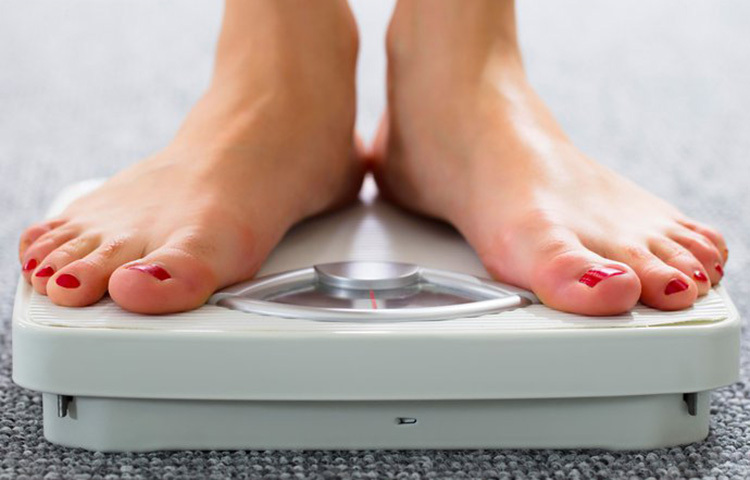 ওজন কমানোর জন্য সবার আগে আমারা মাথায় খাওয়া কমিয়ে দেয়ার সিদ্ধা নিই। আবার কেউ কেউ মনে করেন মশলাদার খাবার ও মিষ্টি খাওয়া যাবে না। কিন্তু বিশেষজ্ঞরা বলছেন যে এই ভাবে কম খেয়ে আর পছন্দের খাবার বাদ দিয়ে লাভ নেই। বরং শরীরকে ঠেলে দেয়া হয় অপুষ্টির দিকে। ছবি: সংগৃহীত