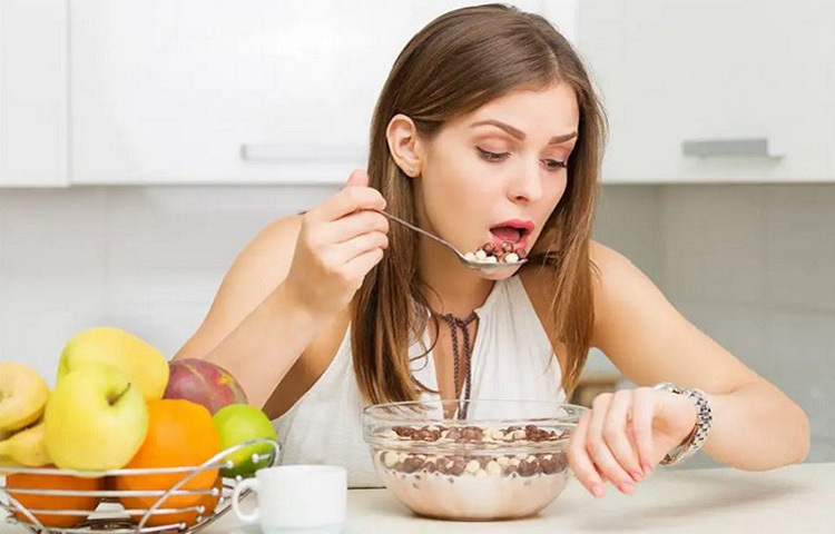 কম পরিমাণে খাওয়া: অনেকেই ওজন কমনোর জন্য প্রয়োজনের তুলনায় কম খাবার খান। এদের বিশ্বাস যে কম খেলে ওজন কমে। আসলে সেটা হয় না। খিদে চেপে থাকার দরুণ এরা দুর্বল হয়ে পড়েন এবং ওজন আরও দ্রæত বৃদ্ধি পায়। ছবি: সংগৃহীত