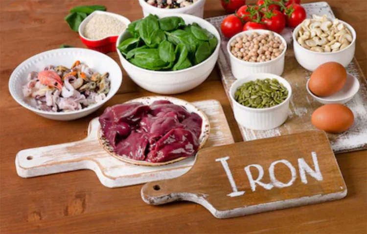 বিশেষ করে নারী ও শিশু অ্যানিমিয়া বা রক্ত স্বল্পতায় ভোগে। এই অসুখের ফলে শরীরে লোহিত রক্তকণিকা যথেষ্ট পরিমাণে প্রস্তুত হয় না। ফোলেট এবং ভিটামিন বি-১২ এর অভাব রক্তাল্পতার অন্যতম কারণ। ছবি: সংগৃহীত