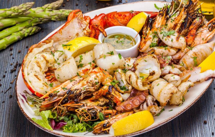 সামুদ্রিক খাবার ও কম রান্না করা মাংস আমাদের অনেকেরই প্রিয়। হজমশক্তি যাদের দুর্বল তাদের কিন্তু এই খাবার থেকে দূরে থাকাই ভালো। ছবি: সংগৃহীত