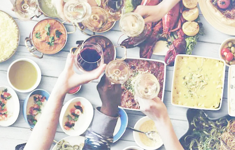 শীতকাল মানেই দেদার খাওয়া-দাওয়া। কিন্তু ওজন বেড়ে যাওয়ার ভয়ে আমরা অনেকেই মন খুলে ভুরিভোজ করতে পারি না। ছবি: সংগৃহীত