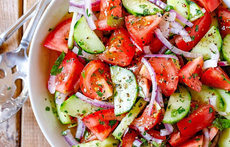 টমেটোতে লাইকোপেন নামক অ্যান্টিঅক্সিডেন্ট থাকে যা কোষের দ্রুত ক্ষয় প্রতিরোধ করে। তাই নিয়মিত টমেটো খেলে স্মৃতিভ্রংশ বা স্মৃতির অবক্ষয় হ্রাস পায়। ছবি: সংগৃহীত