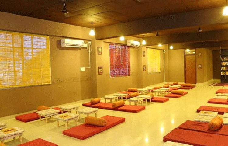 রেস্তরাঁর খাবারের বিশেষত্ব কী? একেবারে মহারাষ্ট্রিয়ান স্টাইলে খাবার তৈরি হয় এখানে। মহারাষ্ট্রের বিভিন্ন জায়গায় ঘুরে ঘুরে খাবারের উপর তিন বছর ধরে গবেষণা চালিয়েছেন জয়ন্তী।