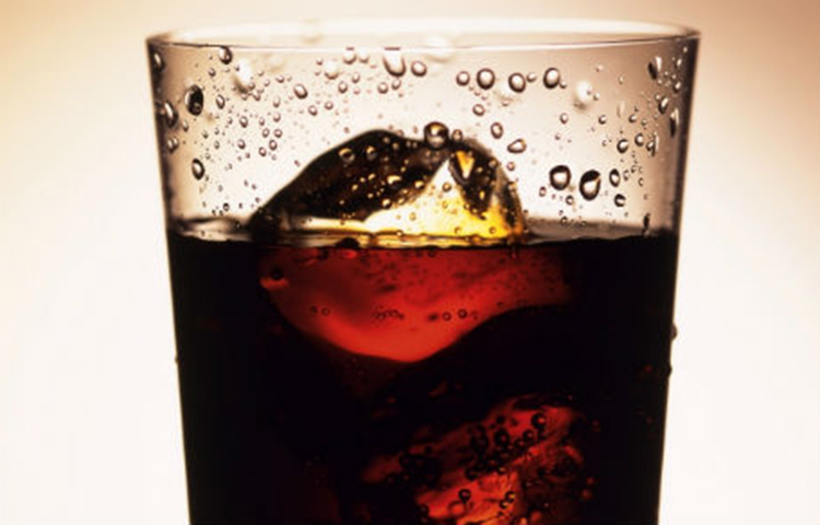 কোমল পানীয়: সুন্দর ত্বকের জন্য রক্তের চিনির পরিমাণ নিয়ন্ত্রিত থাকা প্রয়োজন। মিষ্টি জাতীয় খাবার বিশেষ করে কোমল পানীয় বেশি খেলে ত্বকের স্বাস্থ্যজ্জ্বল ভাব কমে যায়। মাঝারী আকারের এক গ্লাস কোমল পানীয়তে ৫৬ গ্রাম চিনি থাকে। তাই নিয়মিত কোমল পানীয় খেলে ব্রণের যন্ত্রণা বাড়ে এবং ত্বকের উজ্জ্বলতা হারিয়ে যায়। ত্বকে খুব তাড়াতাড়ি বয়সের ছাপ ফেলে দেয় কোমল পানীয়।