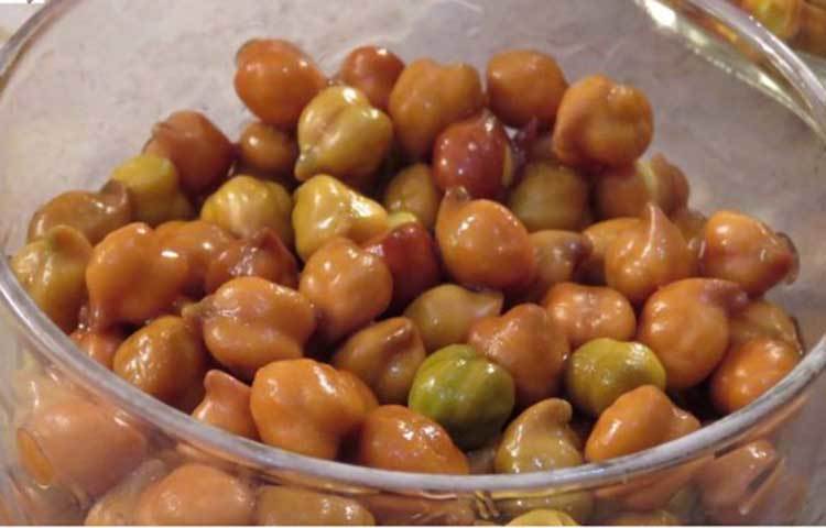 ছোলা: আমাদের দেশে বেশিভাগ মানুষ ছোলা রান্না করে খায়। কিন্তু ছোলা কাঁচা খেলেই বেশি উপকার পাওয়া যায়।