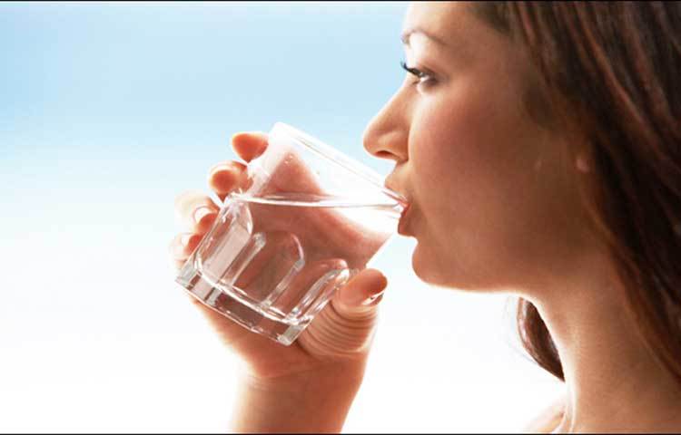 বাইরে থেকে বাড়ি গিয়ে গোসল করাটাও কাজের কথা নয়। সারাদিন হালকা গরম পানি খান। গলায় ব্যথা বা সর্দি-কাশির সম্ভাবনা দেখা দিলে তো এই রুটিন চালু করতেই হবে। সেইসঙ্গে জোর দিন ভিটামিন সি খাওয়ার উপরেও। লেবু, আমলকী, পেয়ারায় প্রচুর ভিটামিন সি মিলবে।