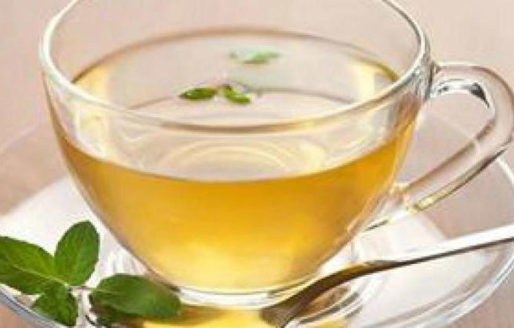 গ্রিন টি: গ্রিন টি বা সবুজ চায়ে আছে পলিফেনল। ফলে এই চা আমাদের শরীরের ওজন ও রক্তে কোলেস্টেরলের মাত্রা নিয়ন্ত্রণে রাখতে সাহায্য করে।