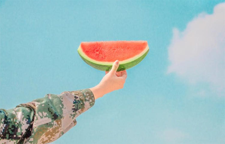 গরমে আমাদের ক্লান্তি কাটাতে তরমুজের বিকল্প নেই। তরমুজের রসে ভিটামিন এ, সি, বি২, বি৬, ই এবং ভিটামিন সি, ছাড়াও পটাশিাম, ম্যাগনেশিয়াম, বিটা ক্যারোটিন, ইত্যাদি থাকলেও, ক্যালোরির মাত্রা কম।