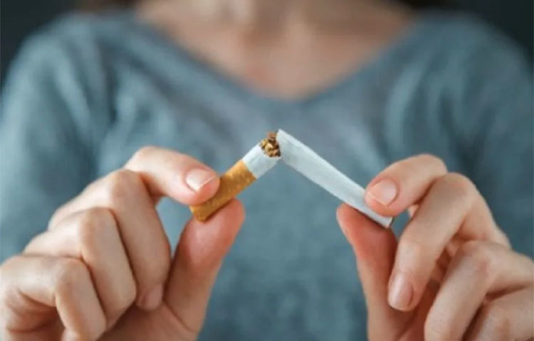 ধূমপান: অনেকেই খাওয়ার পরে ধূমপার করেন। সিগারেট খাওয়া এমনিতেই ক্ষতিকর। খাওয়ার পরে সিগারেট খাওয়া মানে রক্তে বিষ ঢোকানোর সামিল। চিকিত্সকরা বলছেন, খাওয়ার পরে একটি সিগারেট খাওয়া মানে, ১০টি সিগারেট খাওয়ার সমান ক্ষতি হয় শরীরে। রক্তে অক্সিজেনের সঙ্গে দ্রæত মিশে যায় নিকোটিন। ফলে বিষক্রিয়া শুরু হয়ে যায়।