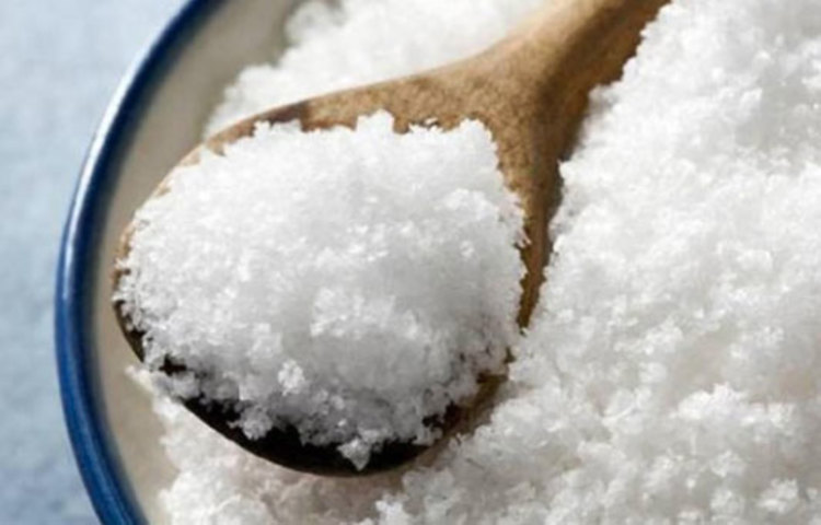 লবণ: লবণ সবসময়েই পরিমাণ মত খাওয়া উচিত। রক্তচাপের সমস্যায় লবণ খাওয়া নিয়ন্ত্রণ করতেই হবে। বাজারি নুন অনেক সময়েই শরীরে টক্সিক রাসায়নিক তৈরি করতে পারে। এর ফলেও রক্তচাপ বৃদ্ধি হয় হেলথলাইন.কম নামক একটি স্বাস্থ্য জার্নাল সতর্ক করছে এই সমস্যা রুখতে না পারলে হার্ট অ্যাটাকও হতে পারে।