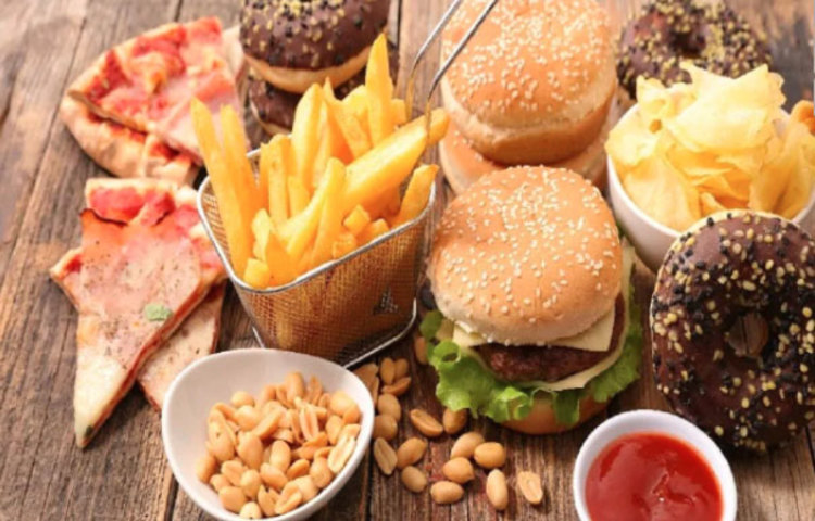 বার্গার-পিৎজা: চিকিৎসকরা এই ধরনের খাবারে রাশ টানতে বলেন প্রথমেই। ফাস্ট ফুড আপনার ত্বকের ঔজ্জ্বল্যটাই কেড়ে নিতে পারে। অতিরিক্ত স্নেহপদার্থ আপনাকে বুড়িয়ে দেবে অকালেই। ফাস্ট ফুড মানেই ফ্যাটি অ্যাসিডের বাড়বাড়ন্ত। ধমনীতে রক্ত চলালচল বন্ধ করে দেয় ফাস্ট ফুড। ফলে আপনি বুড়িয়ে যাবেন ফাস্ট ফুড খেলে।