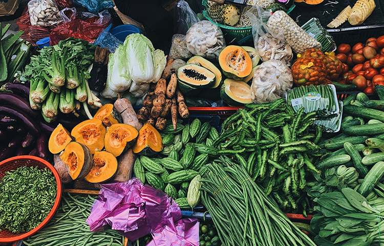 বাজার থেকে কেনা ফল ও শাকসব্জি অবশ্যই ভালো করে ধুয়ে তার পর খাবেন। পথ-ঘাটের ধুলোবালি তো বটেই। কীটনাশক ও সারের উপস্থিতিও আপনার হজমের গণ্ডগোলের কারণ হতে পারে। ছবি: সংগৃহীত