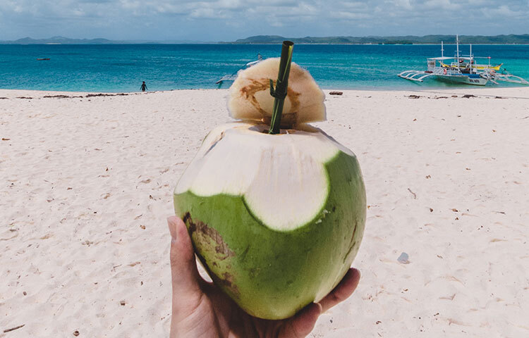 ডাবের পানি: পেট খারাপের সময় শরীর থেকে খনিজ পদার্থ বেড়িয়ে যায়। ফলে দেহের ভারসাম্য রক্ষা করতে ডাবের পানির কোনো বিকল্প হয় না বললেই চলে। শুধু তাই নয়, প্রয়োজনীয় পুষ্টির ঘাটতি দূর করে পেটকে স্বাভাবিক করে। পেট খারাপের মোকাবিলা করতে রমজানে সেহরিতে কম করে ২ গøাস ডাবের পানি খেতেই হবে। তবেই কিন্তু সুফল মিলবে। ছবি: সংগৃহীত