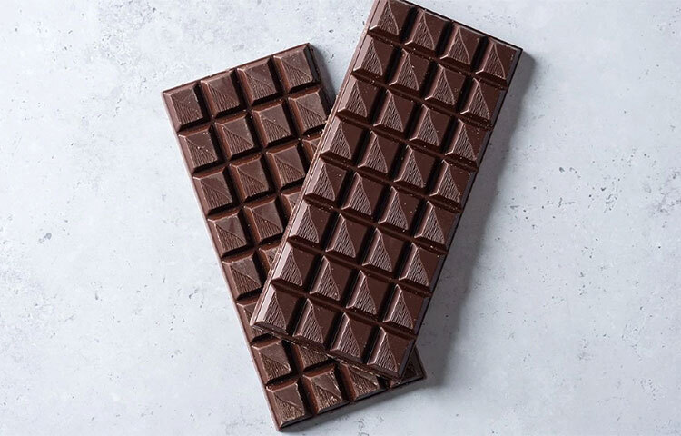 চকলেট মন-মেজাজ ভালো রাখে। একটি ডার্ক চকলেটে শতকরা ৭০ ভাগ কোকোয়া থাকে এবং অ্যান্টিঅক্সিডেন্টে ভরপুর। চকলেট ধমনীর কার্যকারিতা উন্নত করে যার ফলে মস্তিষ্ক ও স্মৃতিশক্তির কার্যকারিতা বৃদ্ধি পায়। ছবি: সংগৃহীত
