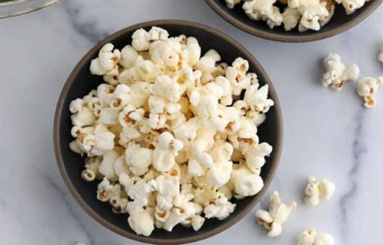 পপকর্ন সবচেয়ে স্বাস্থ্যকর স্ন্যাক্সের মধ্যে অন্যতম। পপকর্নে প্রচুর পরিমাণে ফাইবারের পাশপাশি কম ক্যালোরি আছে। এছাড়াও এটি খেলে আপনার চোয়ালের ব্যায়ামও হয়। শরীরের ওজন বৃদ্ধিরও সমস্যা নেই। ছবি: সংগৃহীত