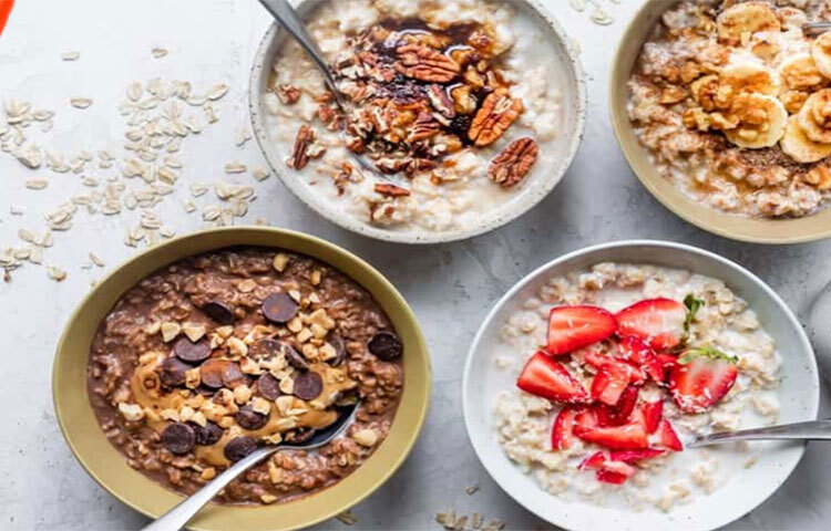 কোলেস্টেরল কমানোর সবচেয়ে সোজা উপায় হলো, নিয়মিত এক বাটি ওটস্ খাওয়া। বিশেষজ্ঞদের মতে, শরীরকে সুস্থ রাখতে দিনে ৫-১০ গ্রাম দ্রবণীয় ফাইবার দরকার। এক বাটি ওটসে রয়েছে ১-২ গ্রাম দ্রবণীয় ফাইবার। ওটসের সাথে অন্যান্য ফল, যেমন কলা, আঙুর ইত্যাদি মিশিয়ে খেলে আরও ভালো। ছবি: সংগৃহীত