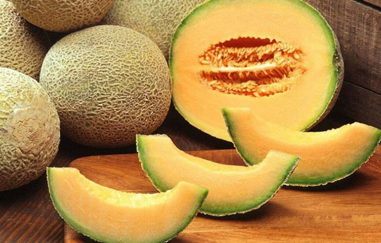 খরমুজ বা ফুটিও পাকস্থলীর গ্যাস, অম্বল কমাতে সাহায্য করে। তাই পেট ভরে খরমুজ খাওয়া উচিৎ।