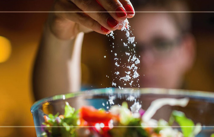 অতিরিক্ত লবণ: অনেকেরই খাবারের সাথে কাঁচা লবণ খাওয়ার অভ্যাস আছে। কেউ কেউ আবার তরকারীতেও বেশি লবণ খেয়ে থাকেন। অতিরিক্ত লবণ খেলে ত্বকে ফোলা ভাব আসে। ফলে মুখ ফোলা ফোলা লাগে এবং চেহারায় ক্লান্তির ছাপ পড়ে। তাই বেশি লবণাক্ত খাবার ও ভাতের সাথে অতিরিক্ত লবণ খাওয়ার অভ্যাস পরিত্যাগ করা উচিত।