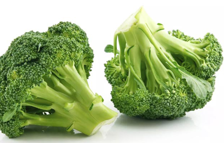 তারুণ্যে উজ্জ্বল ত্বকের জন্য ডিটক্সিফিকেশন খুবই গুরুত্বপূর্ণ। ব্রকোলিতে প্রচুর পরিমাণে ডিটক্সিফিকেশন আছে যা দেহ থেকে ক্ষতিকর উপাদান বের করে দিয়ে কোষকে সতেজ রাখে। সপ্তাহে দুই বা তিন দিন খাদ্য তালিকায় ব্রকোলি রাখুন। উপকার পাবেন।