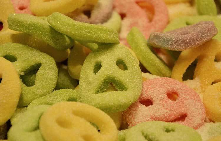 চিনি: অতিরিক্ত চিনিযুক্ত বা মিষ্টি খাবার শুধু যে শরীরের মেদ বাড়ায় তাই নয়, ত্বক শুষ্ক করে দেয়। ফলে চোখের কোল, কপালে বলিরেখা দেখা দিতে পারে।