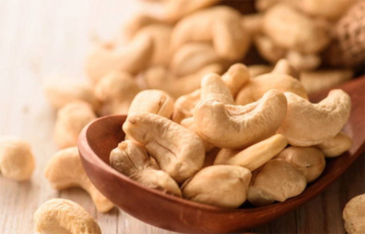 কাজু বাদাম: ক্ষুধা দূর করতে কাজু বাদাম বেশ কার্যকরী। বেশি খাওয়া এড়াতে চাইলে কাজু বাদামকে বেছে নিন। ফাইবারে পরিপূর্ণ কাজু বাদাম হলো অ্যান্টিঅক্সিডেন্টস, ভিটামিন ই এবং ম্যাগনেসিয়ামের সমৃদ্ধ উৎস, যা আপনার যখন তখন ক্ষুধা পাওয়ার সমস্যাকে দমন করতে সহায়তা করে। এটি দীর্ঘ সময় পেট ভরিয়ে রাখে। ক্ষুধা লাগলে একমুঠো কাজু বাদাম খেয়ে নিন।