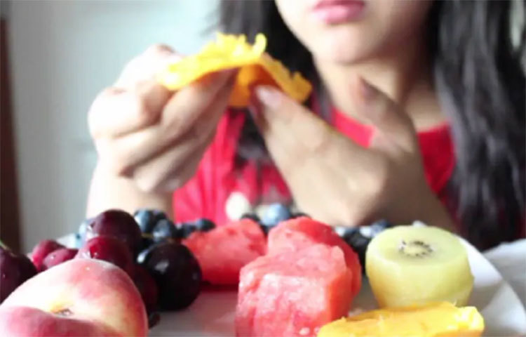 খাওয়ার পরেই ফল খাওয়া: কথায় বলে, ভরা পেটে ফল ও খালি পেটে জল। কিন্তু চিকিৎসকরা বলছেন, ফল খাওয়ার আদর্শ সময় হল, খাওয়ার ২ ঘণ্টা পরে অথবা খাওয়ার দু ঘণ্টা আগে। না হলে গ্যাস, বদ হজমের মতো সমস্যা দেখা দিতে পারে।