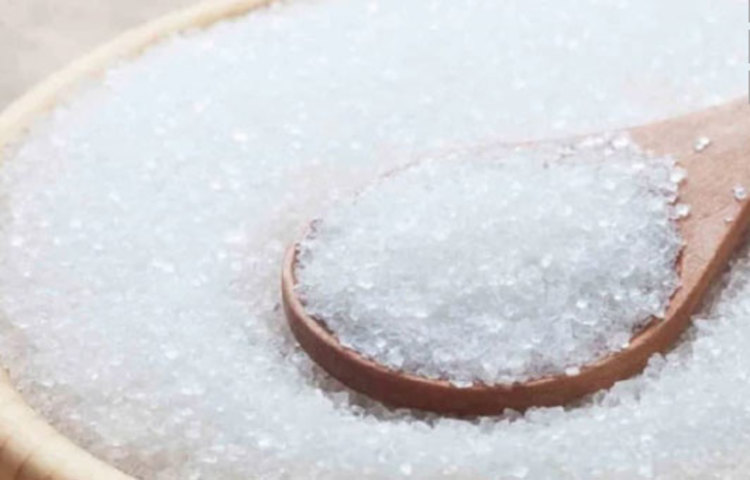 চিনি: আমরা যে সিন্থেটিক চিনি খাই, তা ওজন বৃদ্ধি, দাঁতের সমস্যা, ত্বকের বলিরেখা, ডায়াবেটিস ইত্যাদি নানা সমস্যা জন্য দায়ী।