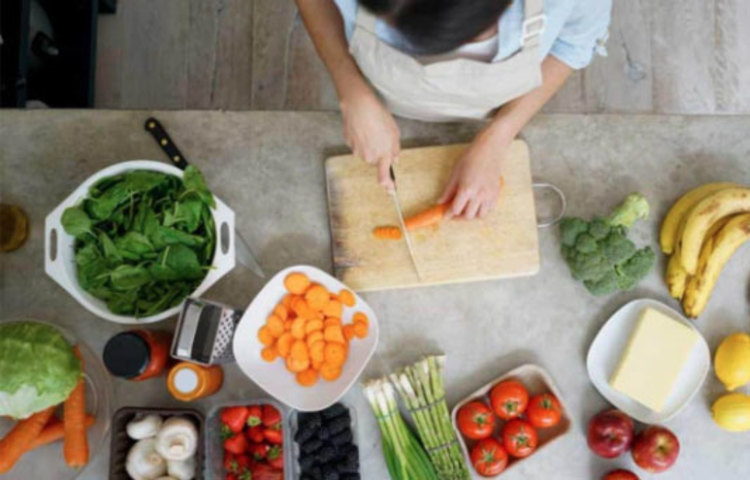 যে কোনো খাবার, যেমন সবজি স্টোর করার আলাদা আলাদা নিয়ম হয়। অপচয় বাঁচাতে এই নিয়মগুলো জানা জরুরি। যেমন ধরা যাক আলু,পেয়াজ, রসুন কখনো ফ্রিজে রাখতে নেই। ডিম ফ্রিজের ডোরেও রাখতে নেই। কলা বা টম্যাটোর মতো এথিলিন রয়েছে এমন ফল-সবজিও আলাদা রাখতে হয়।