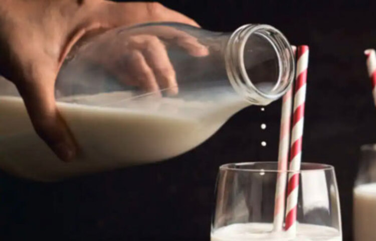 শরীরে ক্যালসিয়ামের ঘাটতি মিটিয়ে হাড়ের ঘনত্ব বা বোন ডেনসিটি বাড়ানোয় দুধের জুড়ি নেই। তা ছাড়া দুগ্ধজাত অন্যান্য জিনিস যেমন ঘি, ছানা এগুলোও ভালো। তবে আপনি যদি ল্যাকটোজেন ইনটলারেন্ট হন, অর্থাৎ আপনার দুধে অ্যালার্জি থাকলে ডাক্তারের পরামর্শ নেবেন।