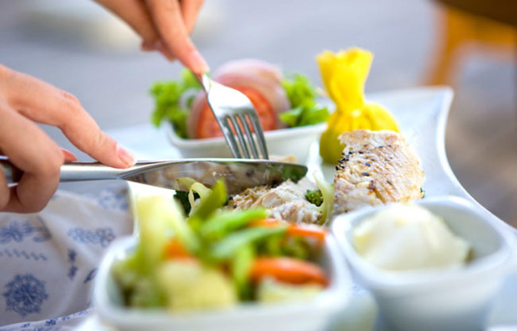 খাবারে ফাইবার থাকলে সেটা হজম করতে সুবিধা হয় এবং কোষ্ঠকাঠিন্য হওয়ার আশঙ্কা থাকে না। ছবি: সংগৃহীত