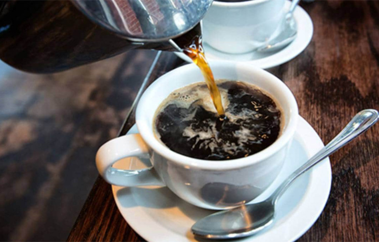 কমিয়ে দিন চা ও কফিপানের পরিমাণও। অতিরিক্ত ক্যাফেইন পরিপাকক্রিয়া ব্যাহত করে। সকাল-বিকেল ছাড়া দিনের অন্য সময় অতিরিক্ত চা কফি খাওয়ার অভ্যাস ছাড়তে হবে হজমশক্তিকে ভালো রাখার জন্য। ছবি: সংগৃহীত