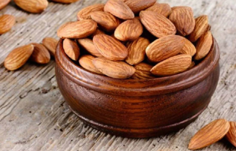 আমন্ডে আছে প্রচুর প্রোটিন। ফলে আমন্ড খেলে পেট অনেকক্ষণ ভরা থাকে। এছাড়া আমন্ডে আছে মোনোস্যাচিওরেটেড ফ্যাট। ফলে হৃদরোগের আশঙ্কা কমে। বাড়তি ওজন হ্রাস, কোলেস্টেরল নিয়ন্ত্রণের মতো কাজেও আমন্ড কার্যকর ভূমিকা পালন করে। ছবি: সংগৃহীত