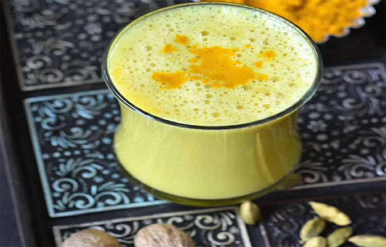 এক কাপ দুধে একটু হলুদ ও মধু মিশিয়ে খেতে পারেন। হলুদ অ্যান্টি সেপটিকের কাজ করে। এছাড়া লিভার ভালো রাখে। আর মধুতে অ্যান্টি অক্সিড্যান্ট থাকে। ত্বকের জন্য এই মিশ্রণ ভালো। ছবি: সংগৃহীত