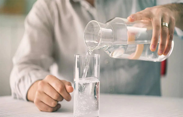 পানি হলো আমাদের জীবনে ভীষণ জরুরি। নিয়মিত পর্যাপ্ত পানি পানে দূর হয় বহু সমস্যা। পানি  কম পান করলে দিনভর খাওয়ার পরিমাণ অনেক বেড়ে যায়। শীতকালে পানি কম পান করলে গ্যাস, পেট ফেঁপে যাওয়ার মতো সমস্যা দেখা দেয়। এমনকি, ওজনও নিয়ন্ত্রণে থাকে না অপর্যাপ্ত পানি পানে। ছবি: সংগৃহীত