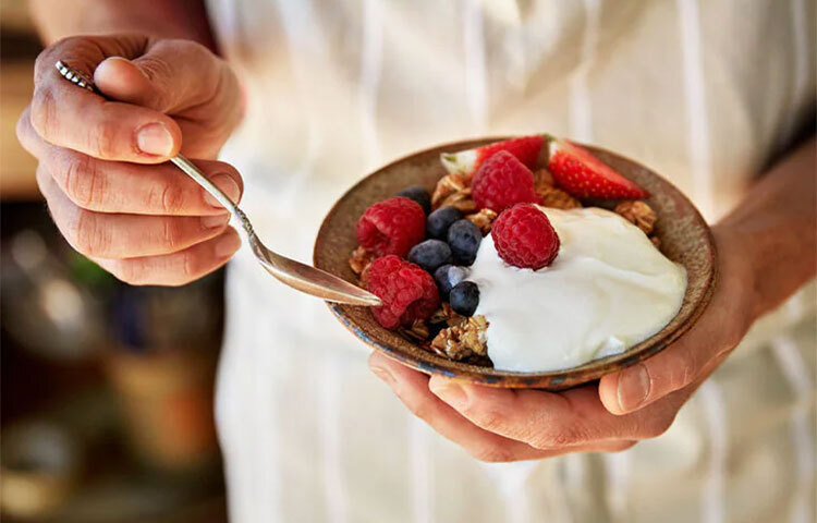 টক দই: রাত্রে খুদা পেলে টক দই খাওয়া যায়। এতে প্রোটিন বেশি থাকে এবং চিনি কম থাকে আর সেই কারণেই এই খাবার ফ্যাট বার্ন করতে সাহায্য করে। ছবি: সংগৃহীত