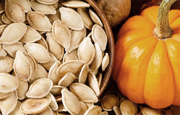 থাইরয়েড হরমোনের উৎপাদনে এবং হরমোনগুলোর ভারসাম্য বজায় রাখতে সাহায্য করে জিঙ্ক। আর কুমড়ার বীজে থাকে প্রচুর পরিমাণে জিঙ্ক। তাই নিয়মিত কুমড়োর বীজ যদি খাওয়া যায় তা থাইরয়েডের জন্য উপকারী। ছবি: সংগৃহীত