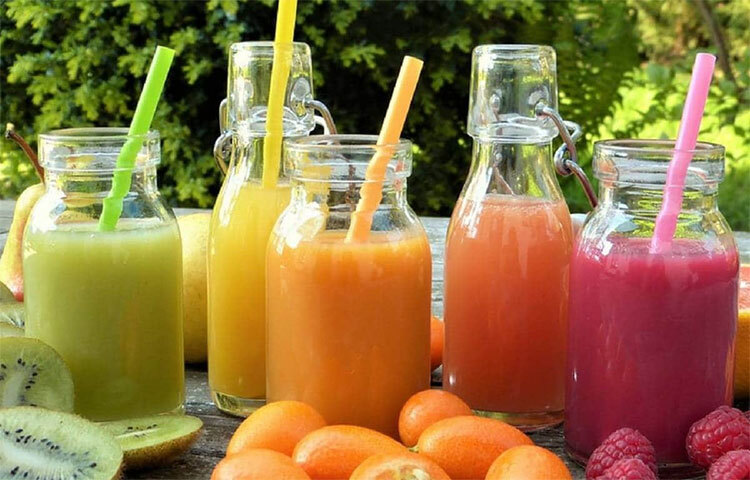 ফলের রস পান স্বাস্থ্যের জন্য উপকারী। কিন্তু ফলের রসের সঙ্গে বেশি চিনি খাওয়া মোটেই ঠিক নয়। বাড়িতে তৈরি ফলের রস খান। যথাসম্ভব চিনি ছাড়া। ছবি: সংগৃহীত