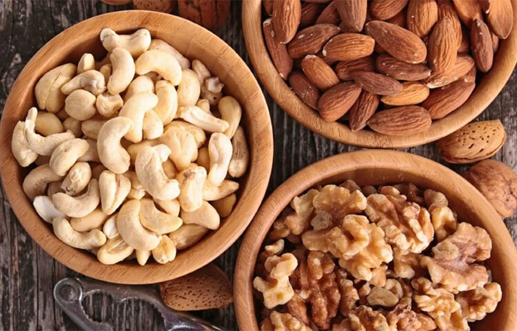 গবেষণা থেকে প্রমাণিত যে ভিটামিন ই স্মৃতিশক্তি হ্রাস পাওয়া কমাতে সাহায্য করে। কাঠবাদাম ও আখরোট ভিটামিন ই-তে ভরপুর। তাই রোজ নাস্তায় একমুঠো বাদাম ভালো রাখবে স্মৃতিশক্তি, ভালো রাখবে স্বাস্থ্যও। ছবি: সংগৃহীত