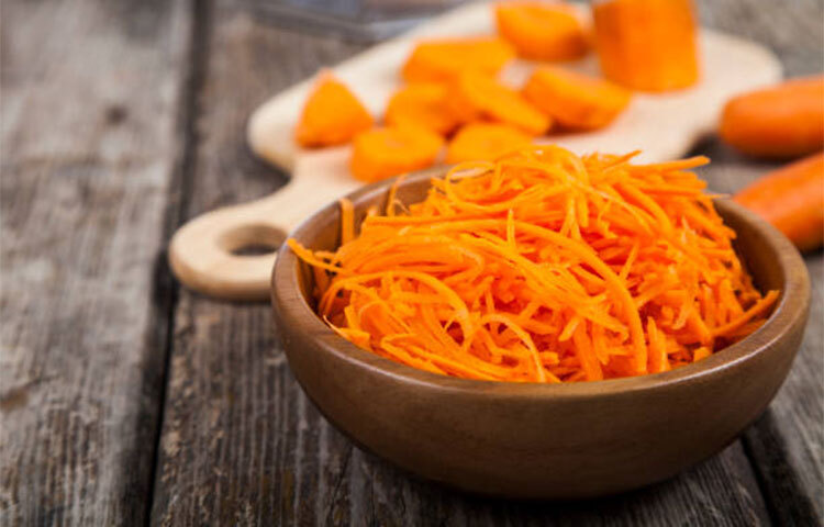 গাজর ম্যাগনেশিয়াম, পটাশিয়ামসহ বিভিন্ন খনিজতে ভরপুর। এছাড়াও ভিটামিন ‘এ’ ও ভিটামিন ‘কে’-তে ভরপুর। এটি সালাদে নিয়মিত খেতে পারেন। ওজন মোটেই বাড়বে না। ছবি: সংগৃহীত