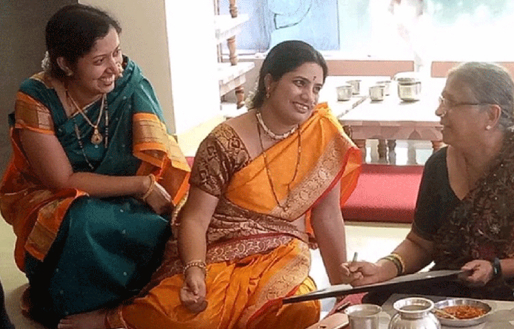 যার কথা হচ্ছে তিনি বেঙ্গালুরুর বাসিন্দা ৪০ বছরের জয়ন্তী কাঁঠালে। একান্নবর্তী পরিবারে জন্ম জয়ন্তীর ছোট থেকেই রান্নার প্রতি ঝোঁক ছিল। জয়েন্ট ফ্যামিলি হওয়ায় তাদের পরিবারে একসঙ্গে অনেকটা রান্না করতে হত। তাই পরিবারের ছোট-বড় সকলেই রান্নার কাজে হাত লাগাতেন।